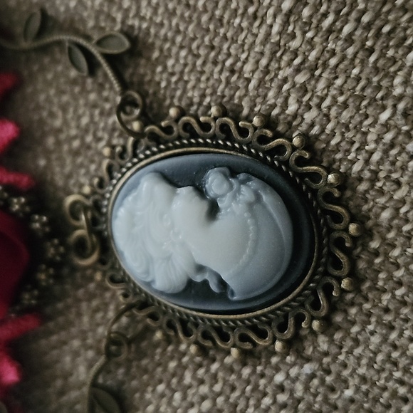 Beautiful Victorian Style Redish Rose Choker with Cameo Pendant - Picture 2 of 7